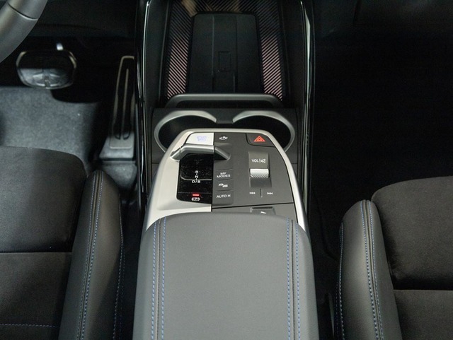 BMW iX1 eDrive20 color Gris Plata. Año 2025. 150KW(204CV). Eléctrico. En concesionario Oliva Motor Girona de Girona