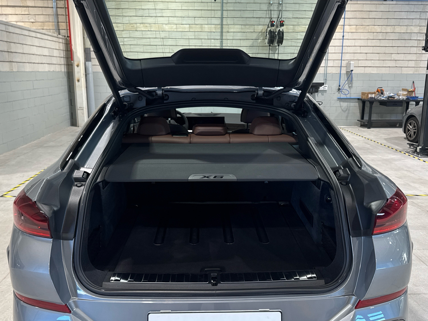 BMW X6 xDrive30d color Gris. Año 2025. 210KW(286CV). Diésel. En concesionario BYmyCAR Madrid - Algete de Madrid