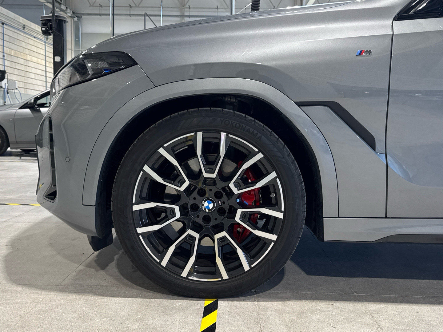 BMW X6 xDrive30d color Gris. Año 2025. 210KW(286CV). Diésel. En concesionario BYmyCAR Madrid - Algete de Madrid