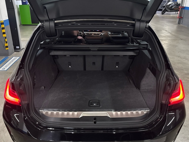 BMW Serie 3 320e Touring color Negro. Año 2025. 150KW(204CV). Híbrido Electro/Gasolina. En concesionario BYmyCAR Madrid - Algete de Madrid