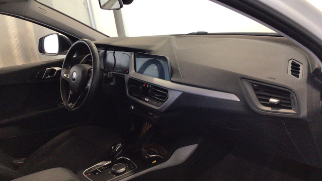 BMW Serie 1 118i color Blanco. Año 2020. 103KW(140CV). Gasolina. En concesionario BYmyCAR Madrid - Alcalá de Madrid