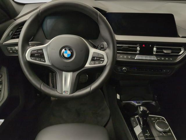 BMW Serie 1 118d color Blanco. Año 2024. 110KW(150CV). Diésel. En concesionario Automotor Premium Velázquez - Málaga de Málaga