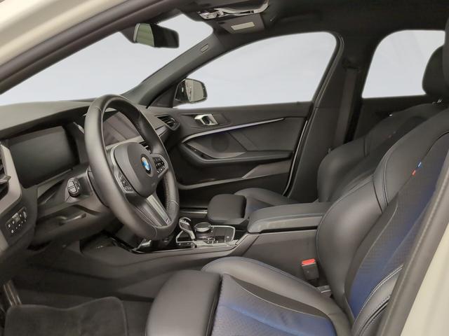 BMW Serie 1 118d color Blanco. Año 2024. 110KW(150CV). Diésel. En concesionario Automotor Premium Velázquez - Málaga de Málaga