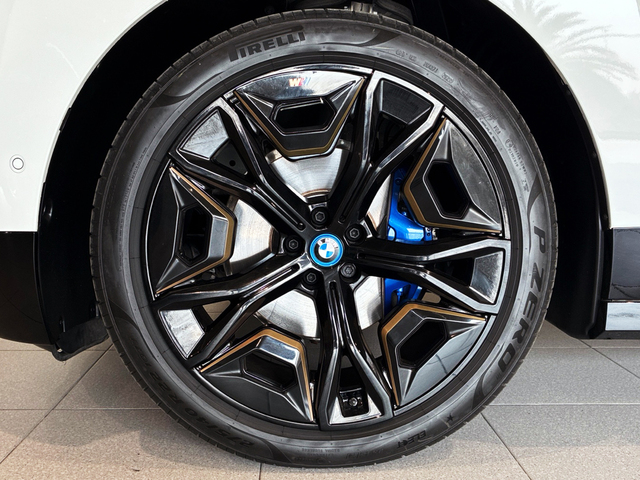 BMW iX xDrive40 color Blanco. Año 2023. 240KW(326CV). Eléctrico. En concesionario BMW Marcos Automoción de Valencia