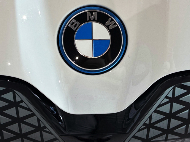 BMW iX xDrive40 color Blanco. Año 2023. 240KW(326CV). Eléctrico. En concesionario BMW Marcos Automoción de Valencia