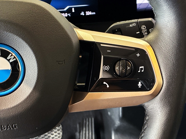 BMW iX xDrive40 color Blanco. Año 2023. 240KW(326CV). Eléctrico. En concesionario BMW Marcos Automoción de Valencia