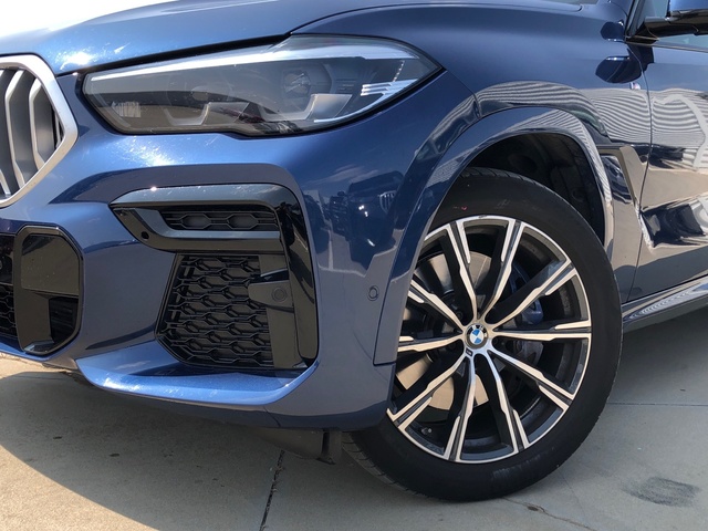 BMW X6 xDrive30d color Marrón. Año 2022. 210KW(286CV). Diésel. En concesionario Momentum S.A. de Madrid