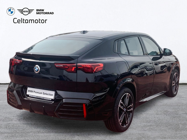 BMW X2 sDrive18d color Negro. Año 2024. 110KW(150CV). Diésel. En concesionario Celtamotor Caldas Reis de Pontevedra