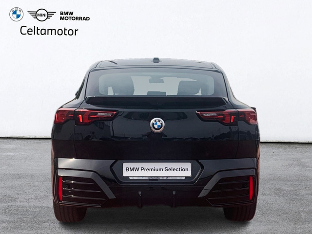 BMW X2 sDrive18d color Negro. Año 2024. 110KW(150CV). Diésel. En concesionario Celtamotor Caldas Reis de Pontevedra