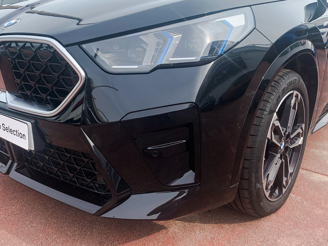 BMW X2 sDrive18d color Negro. Año 2024. 110KW(150CV). Diésel. En concesionario Celtamotor Caldas Reis de Pontevedra