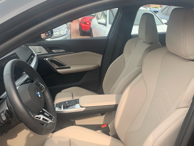 BMW X2 sDrive18d color Negro. Año 2024. 110KW(150CV). Diésel. En concesionario Celtamotor Caldas Reis de Pontevedra