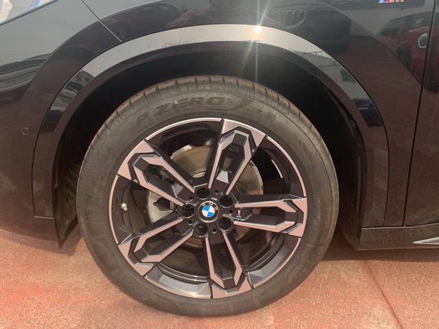 BMW X2 sDrive18d color Negro. Año 2024. 110KW(150CV). Diésel. En concesionario Celtamotor Caldas Reis de Pontevedra