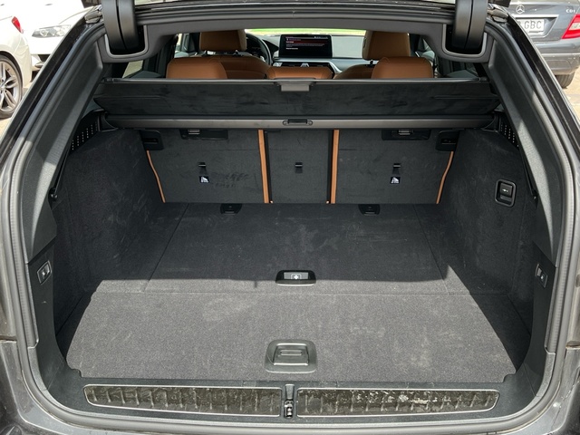 BMW Serie 5 520d Touring color Gris. Año 2024. 140KW(190CV). Diésel. En concesionario CARTAGENA PREMIUM S.L. de Murcia