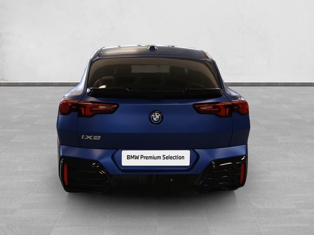BMW iX2 xDrive30 color Azul. Año 2024. 230KW(313CV). Eléctrico. En concesionario Enekuri Motor de Vizcaya