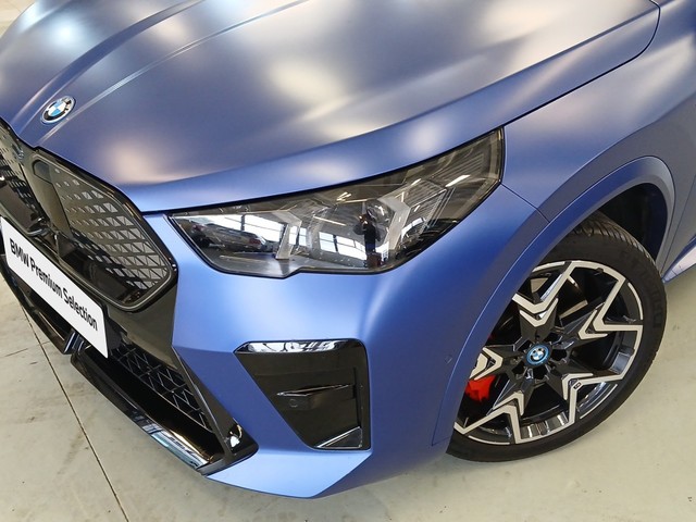 BMW iX2 xDrive30 color Azul. Año 2024. 230KW(313CV). Eléctrico. En concesionario Enekuri Motor de Vizcaya