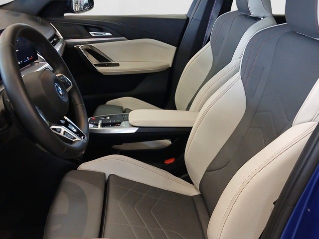 BMW iX2 xDrive30 color Azul. Año 2024. 230KW(313CV). Eléctrico. En concesionario Enekuri Motor de Vizcaya