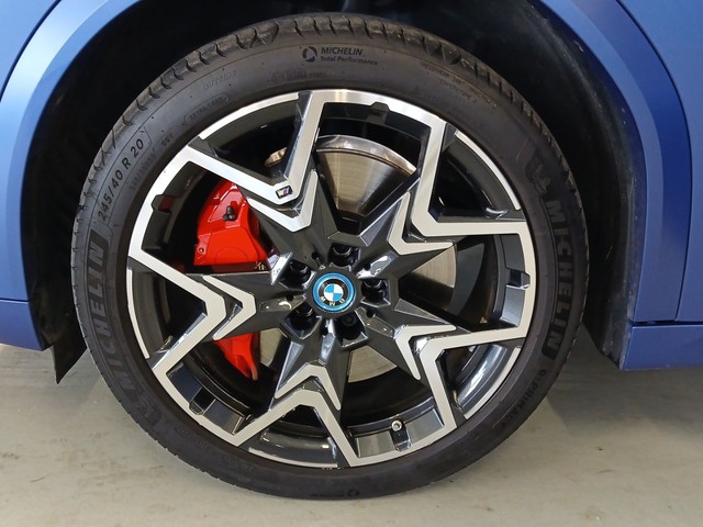 BMW iX2 xDrive30 color Azul. Año 2024. 230KW(313CV). Eléctrico. En concesionario Enekuri Motor de Vizcaya