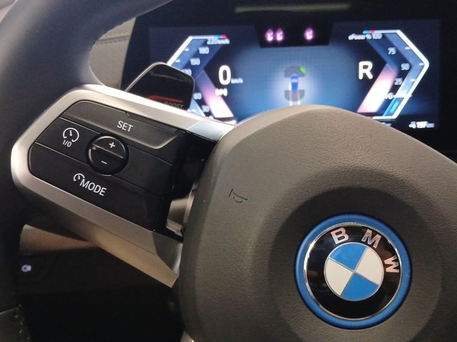 BMW iX2 xDrive30 color Azul. Año 2024. 230KW(313CV). Eléctrico. En concesionario Enekuri Motor de Vizcaya