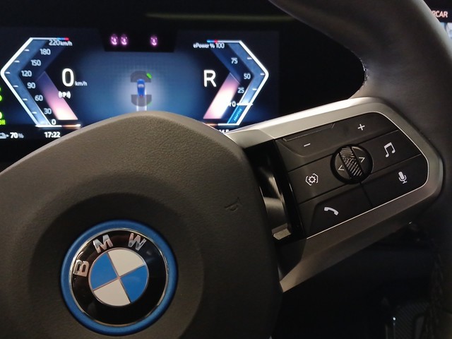 BMW iX2 xDrive30 color Azul. Año 2024. 230KW(313CV). Eléctrico. En concesionario Enekuri Motor de Vizcaya