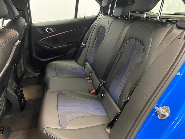 BMW Serie 1 118i color Azul. Año 2021. 103KW(140CV). Gasolina. En concesionario Marmotor de Las Palmas