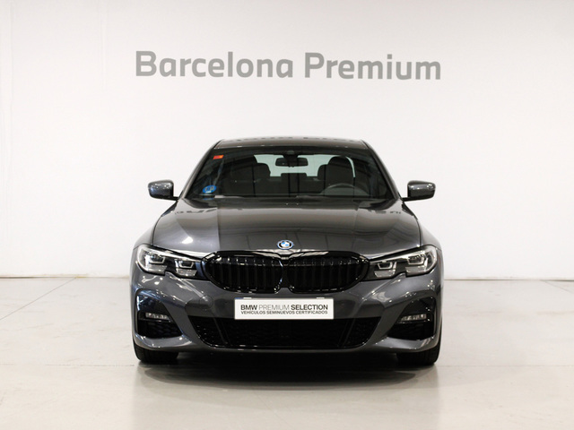BMW Serie 3 320e color Gris. Año 2021. 150KW(204CV). Híbrido Electro/Gasolina. En concesionario Barcelona Premium -- GRAN VIA de Barcelona