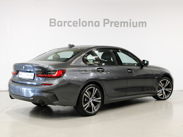 BMW Serie 3 320e color Gris. Año 2021. 150KW(204CV). Híbrido Electro/Gasolina. En concesionario Barcelona Premium -- GRAN VIA de Barcelona