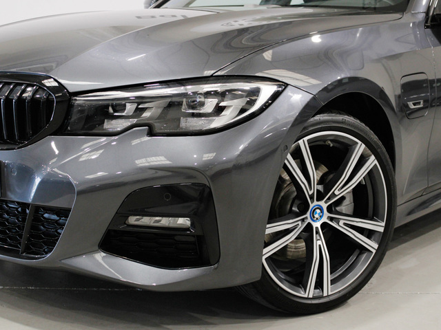 BMW Serie 3 320e color Gris. Año 2021. 150KW(204CV). Híbrido Electro/Gasolina. En concesionario Barcelona Premium -- GRAN VIA de Barcelona