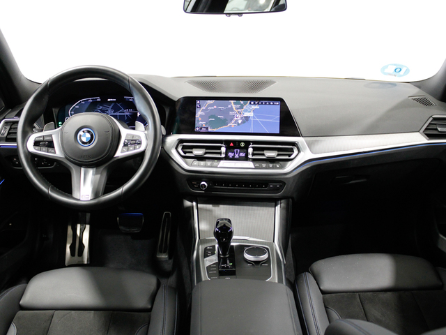BMW Serie 3 320e color Gris. Año 2021. 150KW(204CV). Híbrido Electro/Gasolina. En concesionario Barcelona Premium -- GRAN VIA de Barcelona