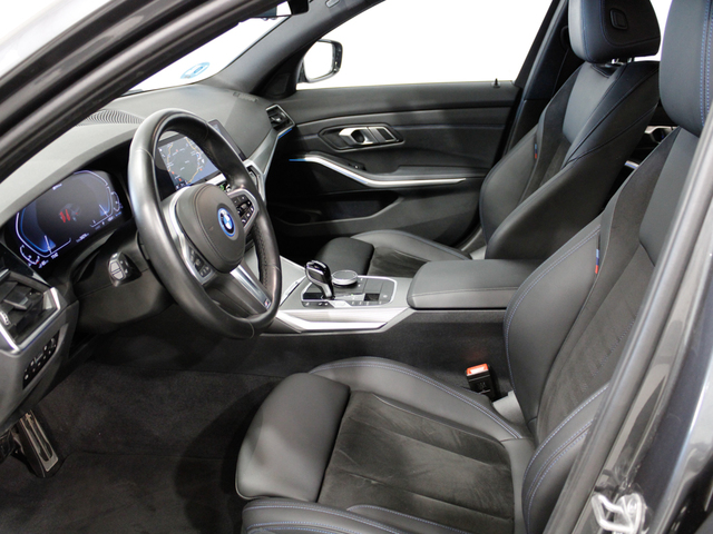 BMW Serie 3 320e color Gris. Año 2021. 150KW(204CV). Híbrido Electro/Gasolina. En concesionario Barcelona Premium -- GRAN VIA de Barcelona