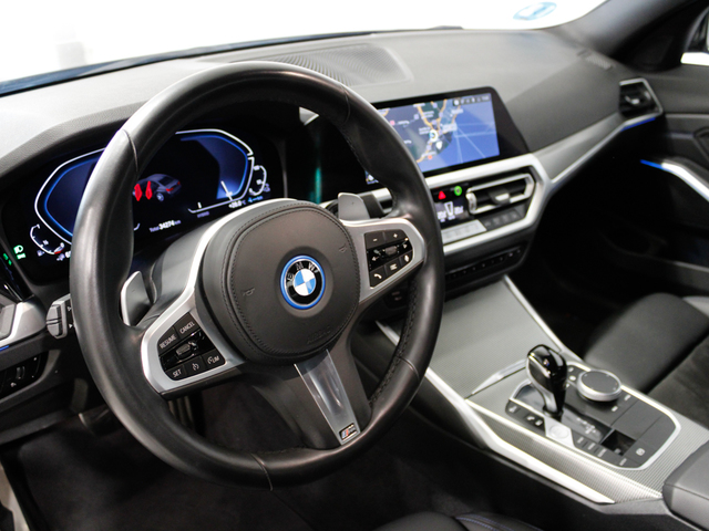 BMW Serie 3 320e color Gris. Año 2021. 150KW(204CV). Híbrido Electro/Gasolina. En concesionario Barcelona Premium -- GRAN VIA de Barcelona