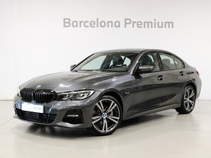Fotos de BMW Serie 3 320e color Gris. Año 2021. 150KW(204CV). Híbrido Electro/Gasolina. En concesionario Barcelona Premium -- GRAN VIA de Barcelona