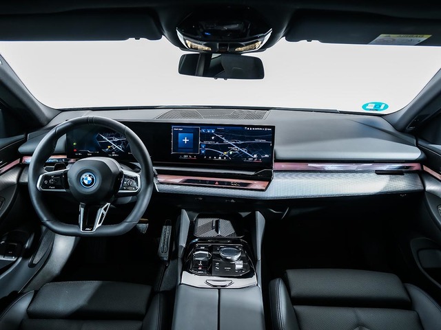 BMW i5 eDrive40 Touring color Negro. Año 2025. 250KW(340CV). Eléctrico. En concesionario Oliva Motor Girona de Girona