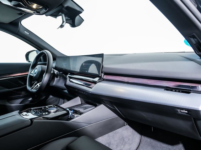 BMW i5 eDrive40 Touring color Negro. Año 2025. 250KW(340CV). Eléctrico. En concesionario Oliva Motor Girona de Girona