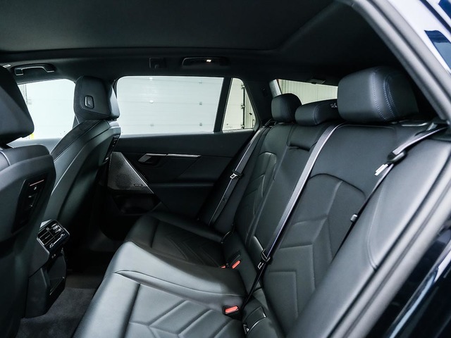 BMW i5 eDrive40 Touring color Negro. Año 2025. 250KW(340CV). Eléctrico. En concesionario Oliva Motor Girona de Girona