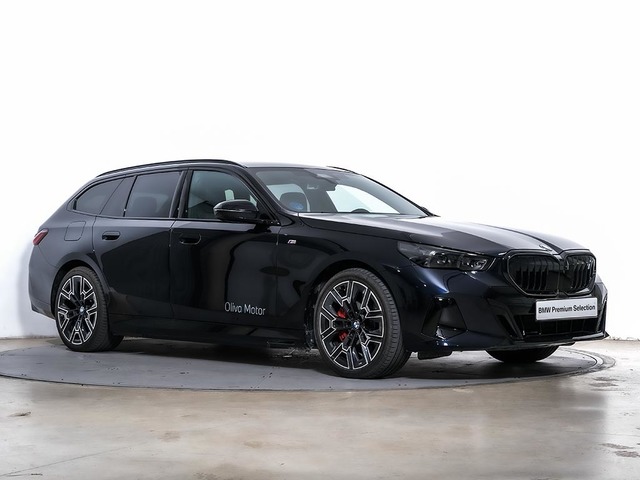 BMW i5 eDrive40 Touring color Negro. Año 2025. 250KW(340CV). Eléctrico. En concesionario Oliva Motor Girona de Girona