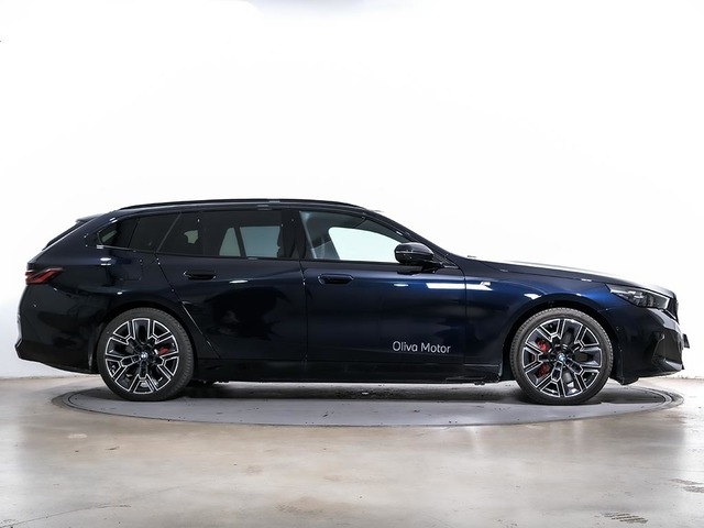 BMW i5 eDrive40 Touring color Negro. Año 2025. 250KW(340CV). Eléctrico. En concesionario Oliva Motor Girona de Girona