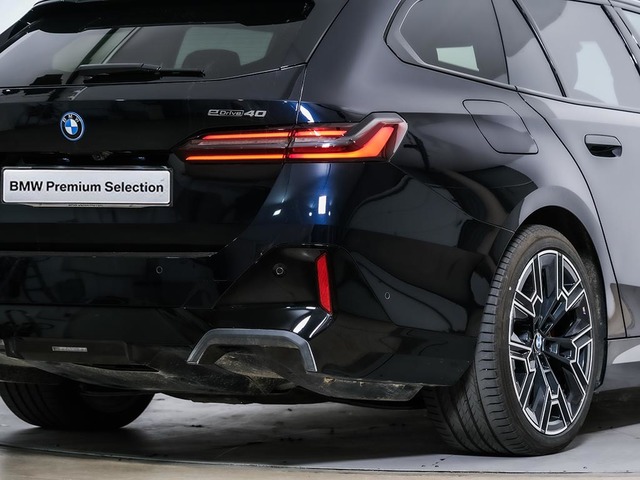 BMW i5 eDrive40 Touring color Negro. Año 2025. 250KW(340CV). Eléctrico. En concesionario Oliva Motor Girona de Girona