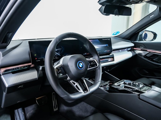 BMW i5 eDrive40 Touring color Negro. Año 2025. 250KW(340CV). Eléctrico. En concesionario Oliva Motor Girona de Girona