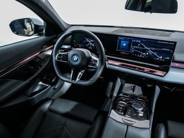 BMW i5 eDrive40 Touring color Negro. Año 2025. 250KW(340CV). Eléctrico. En concesionario Oliva Motor Girona de Girona