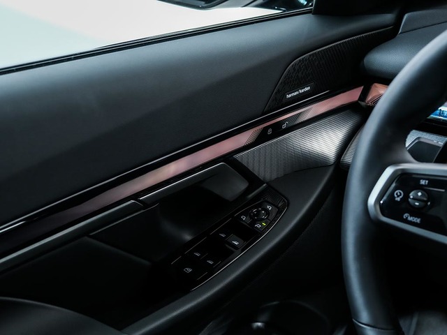 BMW i5 eDrive40 Touring color Negro. Año 2025. 250KW(340CV). Eléctrico. En concesionario Oliva Motor Girona de Girona