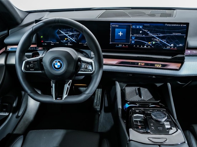 BMW i5 eDrive40 Touring color Negro. Año 2025. 250KW(340CV). Eléctrico. En concesionario Oliva Motor Girona de Girona