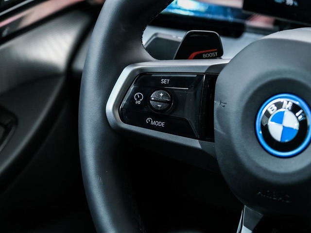 BMW i5 eDrive40 Touring color Negro. Año 2025. 250KW(340CV). Eléctrico. En concesionario Oliva Motor Girona de Girona