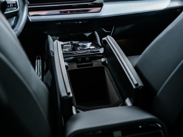 BMW i5 eDrive40 Touring color Negro. Año 2025. 250KW(340CV). Eléctrico. En concesionario Oliva Motor Girona de Girona