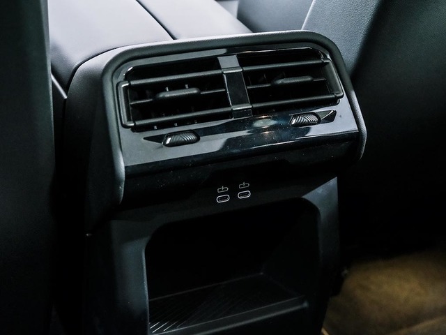 BMW i5 eDrive40 Touring color Negro. Año 2025. 250KW(340CV). Eléctrico. En concesionario Oliva Motor Girona de Girona