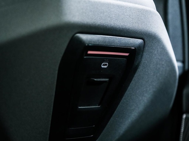 BMW i5 eDrive40 Touring color Negro. Año 2025. 250KW(340CV). Eléctrico. En concesionario Oliva Motor Girona de Girona