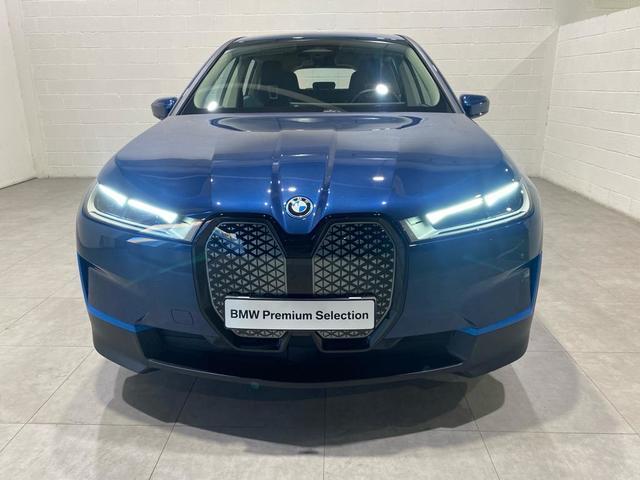 BMW iX xDrive40 color Azul. Año 2022. 240KW(326CV). Eléctrico. En concesionario Motor Munich - Terrassa - VO de Barcelona