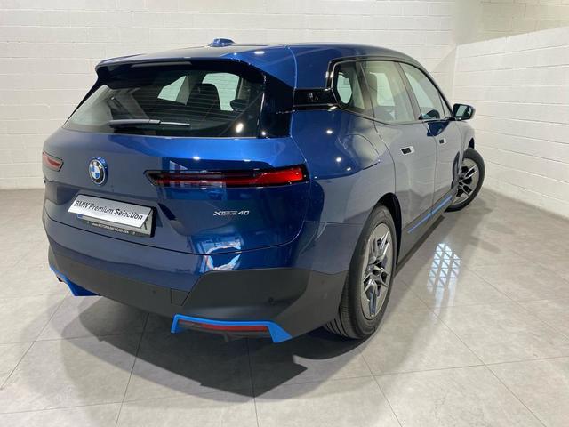 BMW iX xDrive40 color Azul. Año 2022. 240KW(326CV). Eléctrico. En concesionario Motor Munich - Terrassa - VO de Barcelona