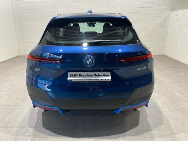 BMW iX xDrive40 color Azul. Año 2022. 240KW(326CV). Eléctrico. En concesionario Motor Munich - Terrassa - VO de Barcelona