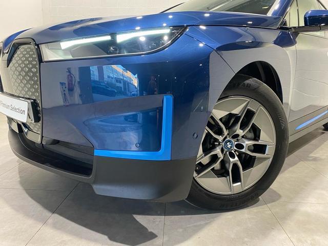 BMW iX xDrive40 color Azul. Año 2022. 240KW(326CV). Eléctrico. En concesionario Motor Munich - Terrassa - VO de Barcelona