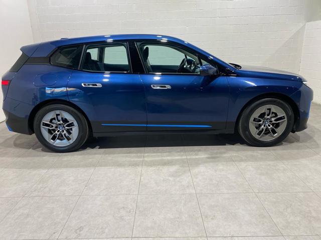BMW iX xDrive40 color Azul. Año 2022. 240KW(326CV). Eléctrico. En concesionario Motor Munich - Terrassa - VO de Barcelona